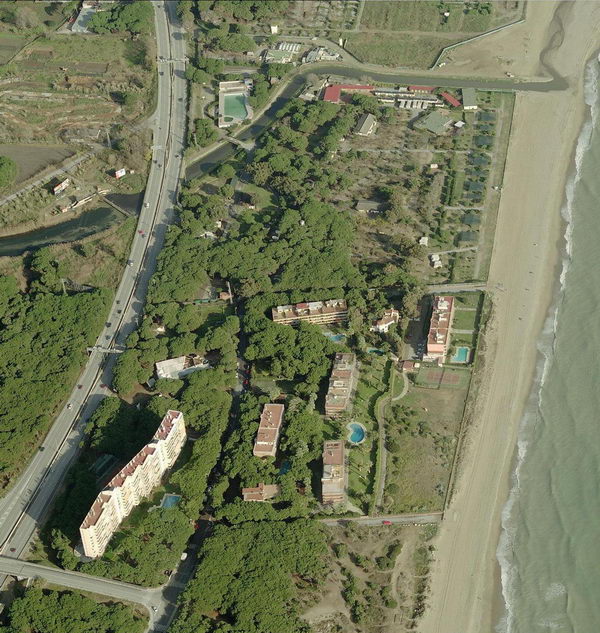 Imagen aérea del norte de Gavà Mar (Camping 3 estrellas, La Murtra, COPASA, Bermar y la autovía de Castelldefels)